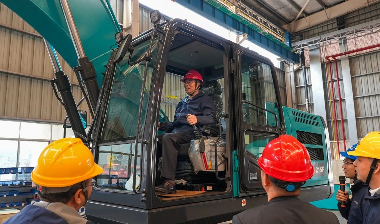 聚焦市场需求，安博官网体育(中国)有限公司官网
智能三款精品工程液压挖掘机成功下线