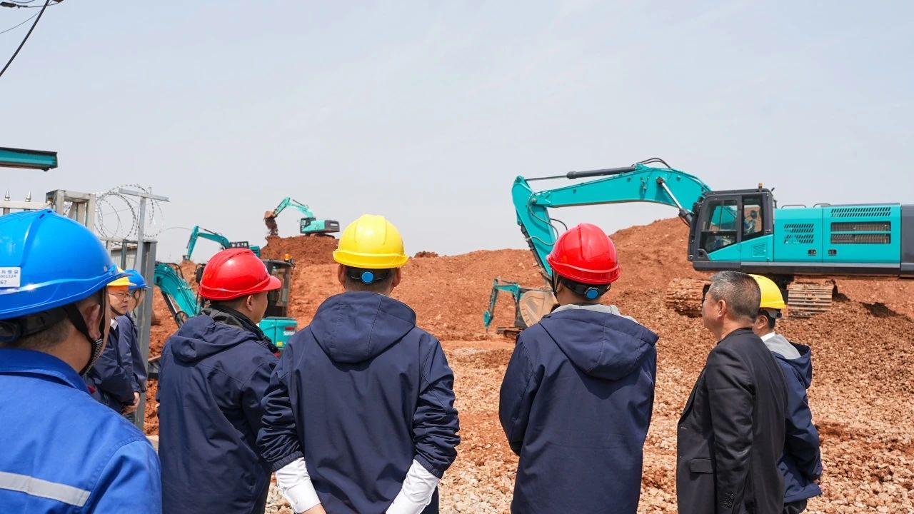 聚焦市场需求，安博官网体育(中国)有限公司官网
智能三款精品工程液压挖掘机成功下线