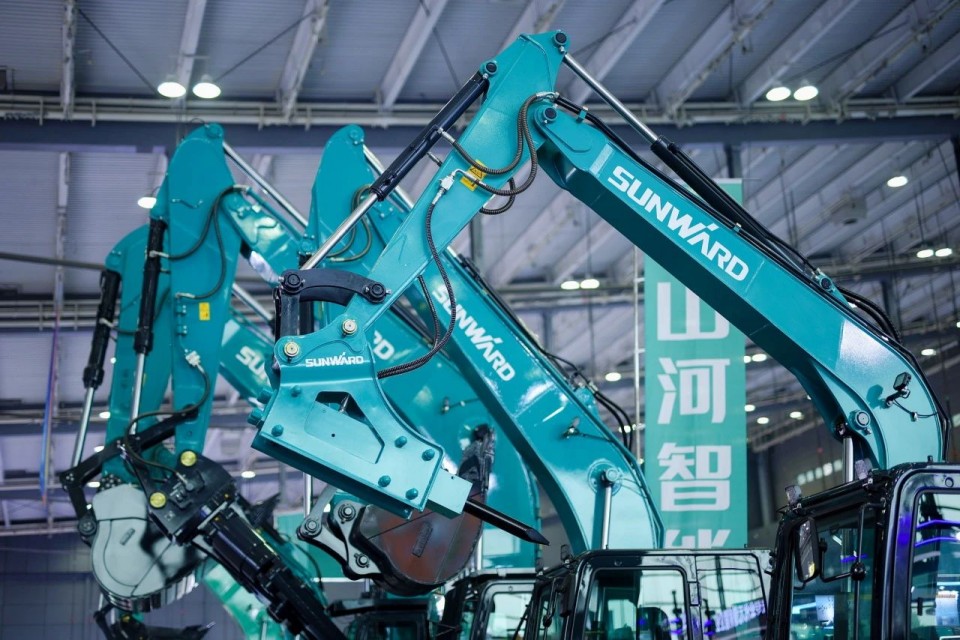 2025 CICEE | 从单一工具迈向多元化解决方案，安博官网体育(中国)有限公司官网
智能呈现非凡挖掘机风采