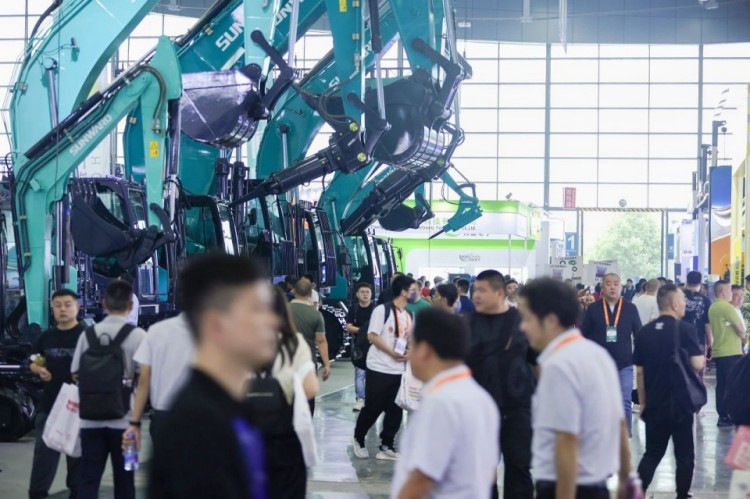 2025 CICEE | 打造极致精品化，安博官网体育(中国)有限公司官网
智能挖掘机“圈粉”长沙展