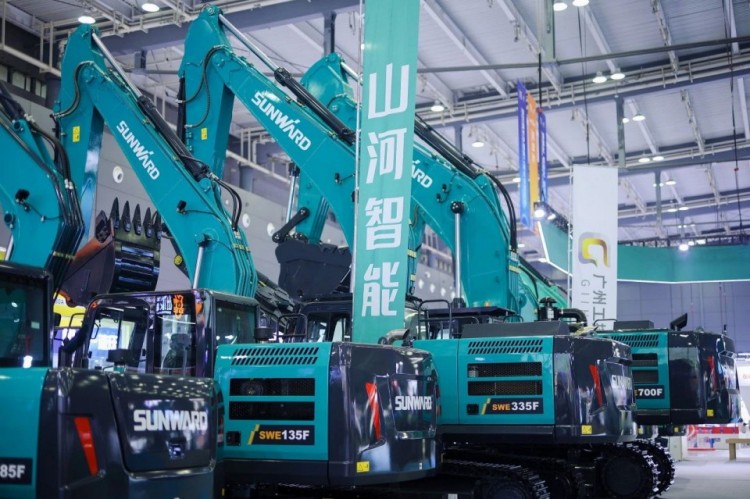2025 CICEE | 打造极致精品化，安博官网体育(中国)有限公司官网
智能挖掘机“圈粉”长沙展