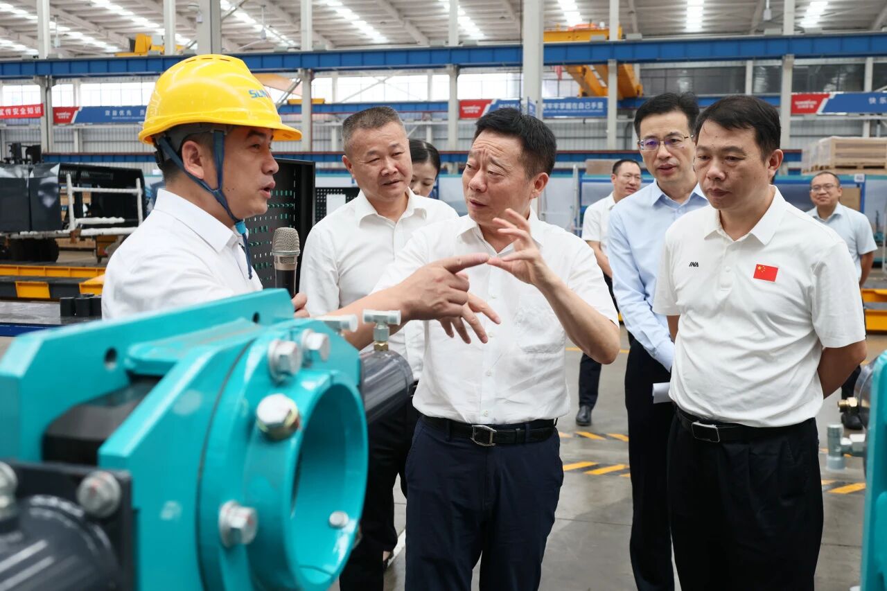 湖南省政协副主席、省工程机械产业链链长何寄华调研安博官网体育(中国)有限公司官网
智能