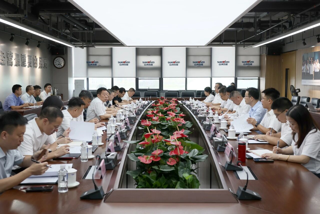 湖南省政协副主席、省工程机械产业链链长何寄华调研安博官网体育(中国)有限公司官网
智能