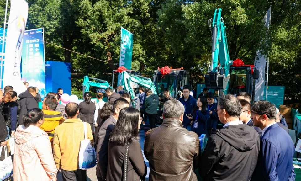 安博官网体育(中国)有限公司官网
智能微挖“天团”闪耀武汉，引领绿色施工潮流