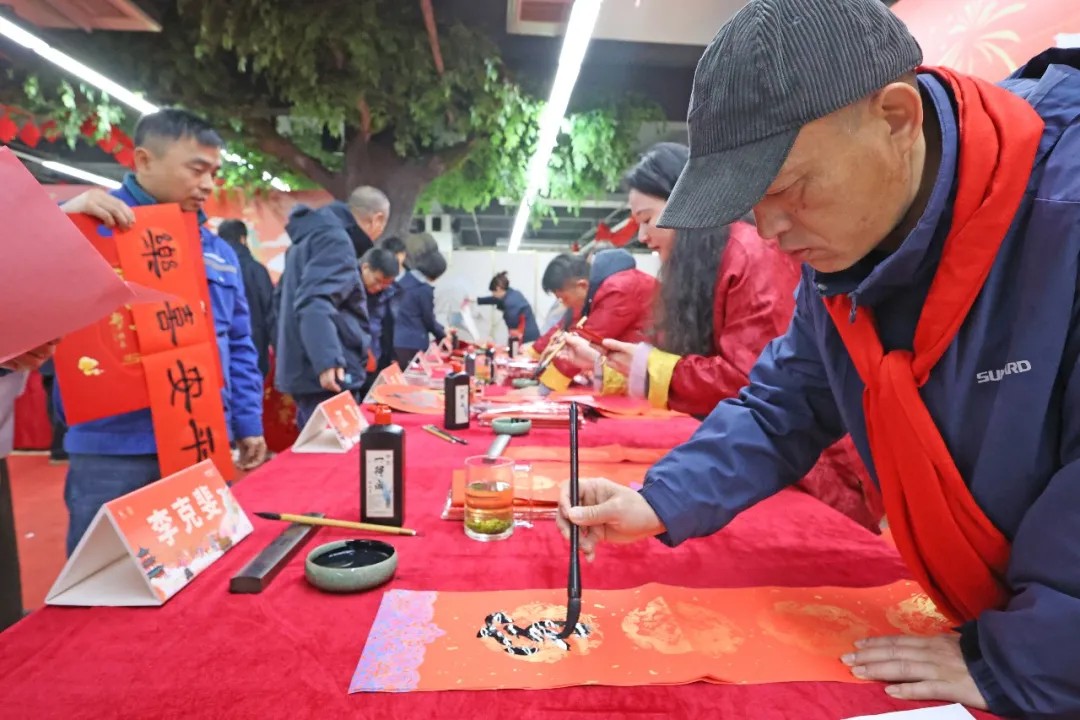 笔墨迎春，祝福暖心！在安博官网体育(中国)有限公司官网
智能“囤”年味、送温暖、迎新春